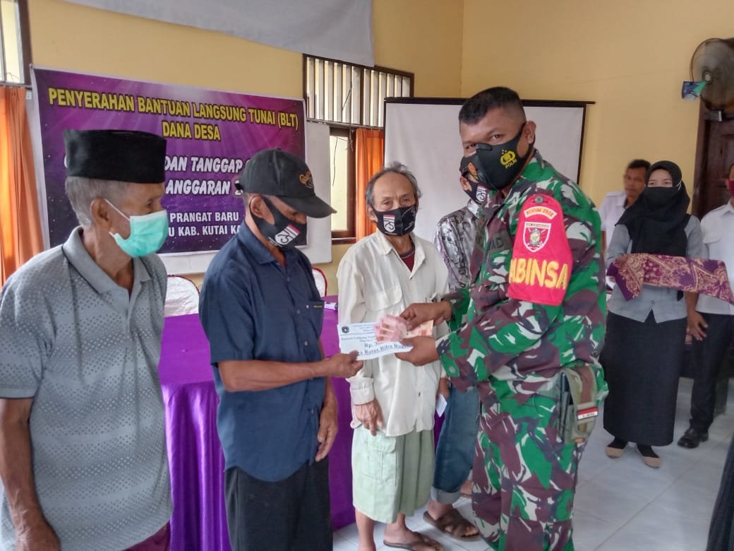 Anggota Tni Melakukan Pendampingan Penyaluran Blt Agar Tepat Sasaran 8602