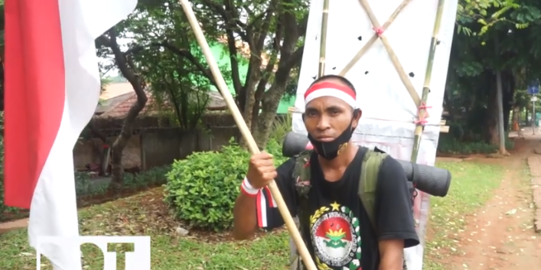 bawa bendera merah putih pria ini 4 tahun nekat jalan kaki keliling indonesia