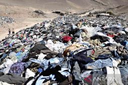 2022 04 19T034539Z 904757488 MT1YOMIUR000Y82TKF RTRMADP 3 A MOUNTAIN OF CLOTHING AT THE CHILEAN DESERT euc8ik