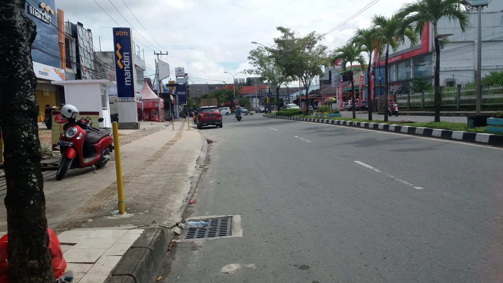 pagar pembatas torotoar jalan ahmad yani tidak ramah disabilitas