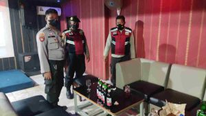 Razia THM di Bontang, Polisi Sita Puluhan Botol Miras Polisi sita puluhan botol miras di tempat karaoke Bontang