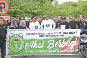 Pengurus dan Anggota KKP Bone Kota Bontang membagikan takjil kepada pengguna jalan