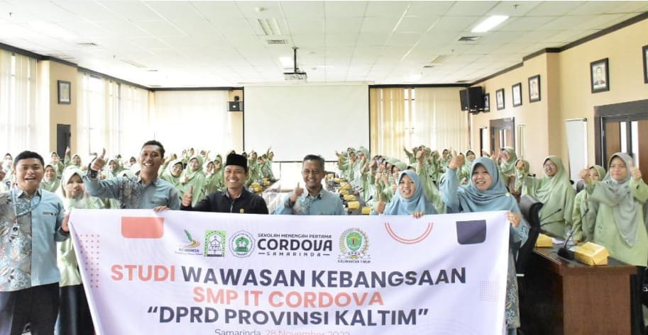 Anggota DPRD Kaltim, Encik Wardani menerima kunjungan pelajar SMP Islam Terpadu (IT) Cordova Samarinda.