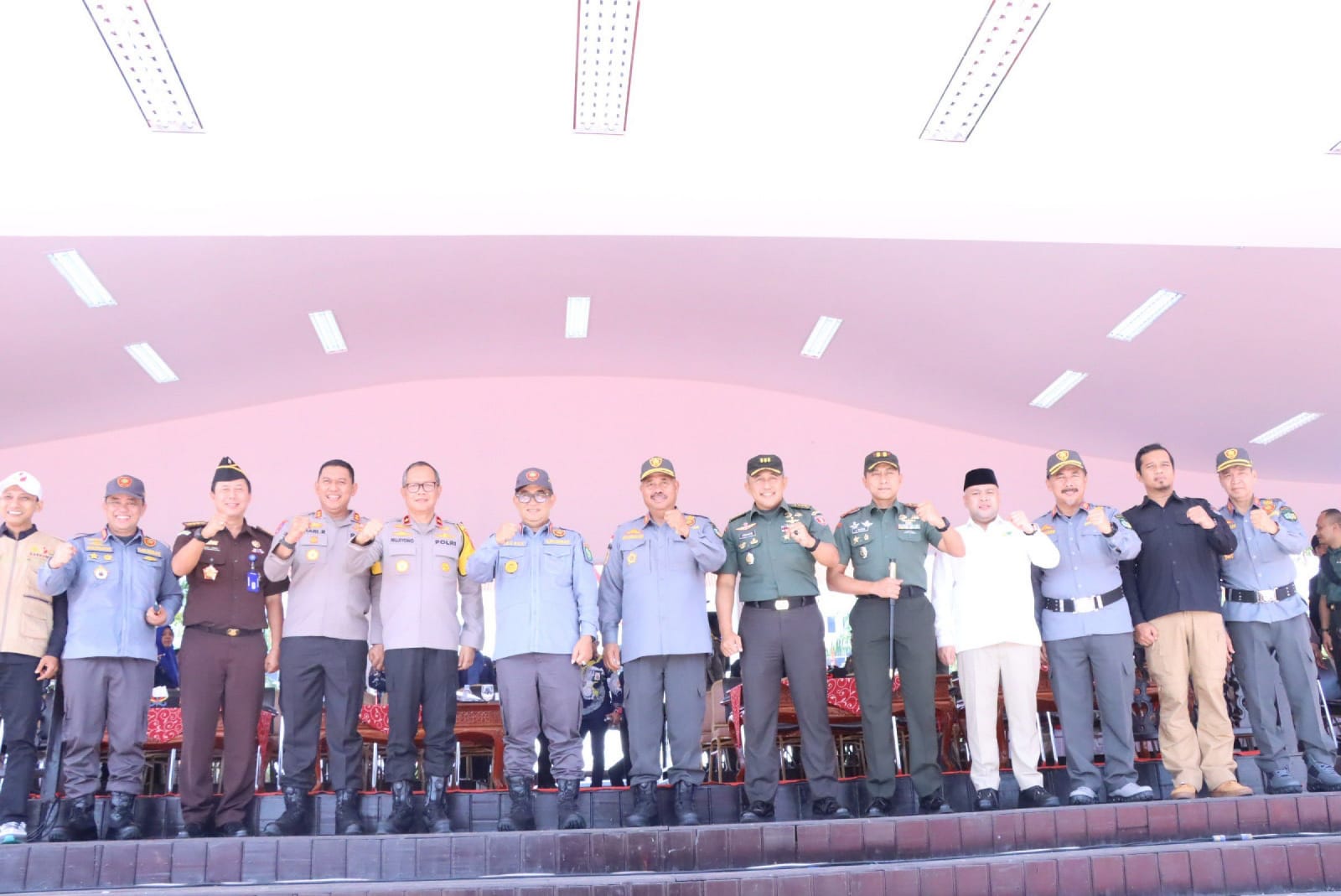 Ketua Komisi IV Akhmed Reza Fachlevi mengikuti Apel Gelar Pasukan Penyerahan Bawah Kendali Operasi (BKO) Anggota Satlimnas Se-Kalimantan Timur Kepada Kepolisian Daerah Kalimantan Timur Dalam Rangka Pemilu Serentak Tahun 2024.