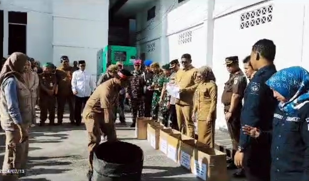 KPU Bontang musnahkan ribuan surat suara rusak.