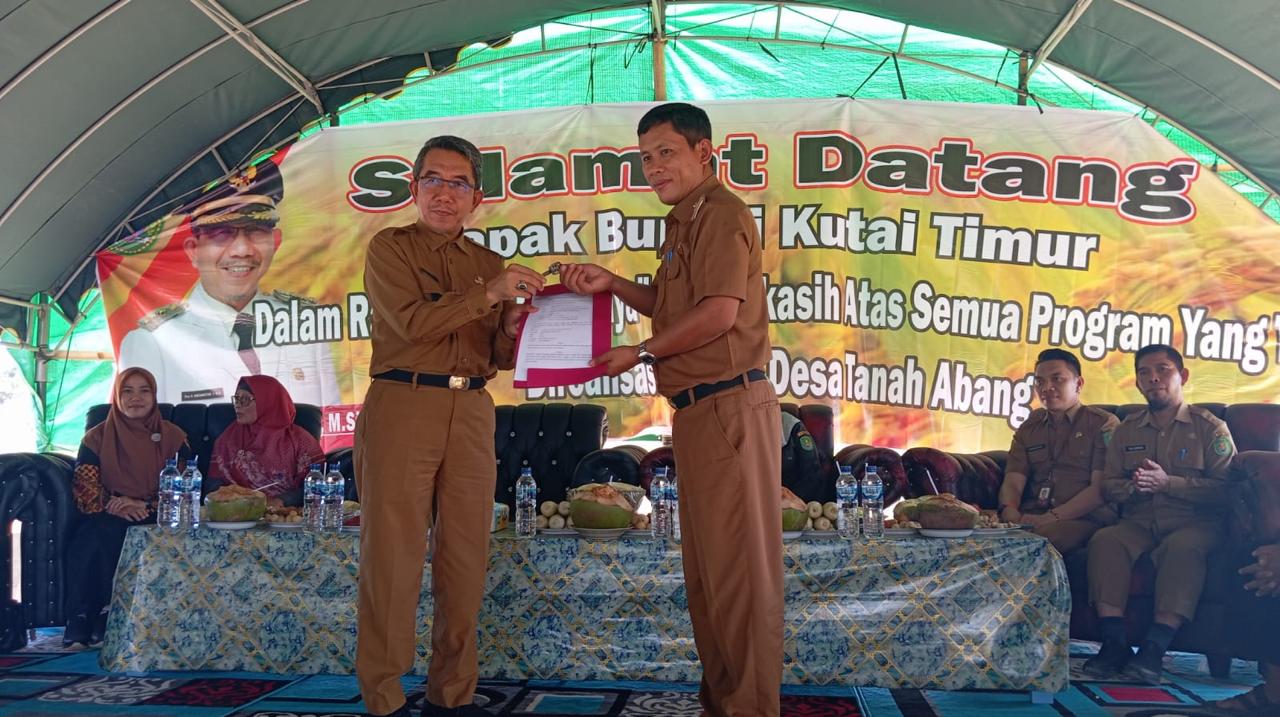 Penyerahan simbolis bantuan ambulans.