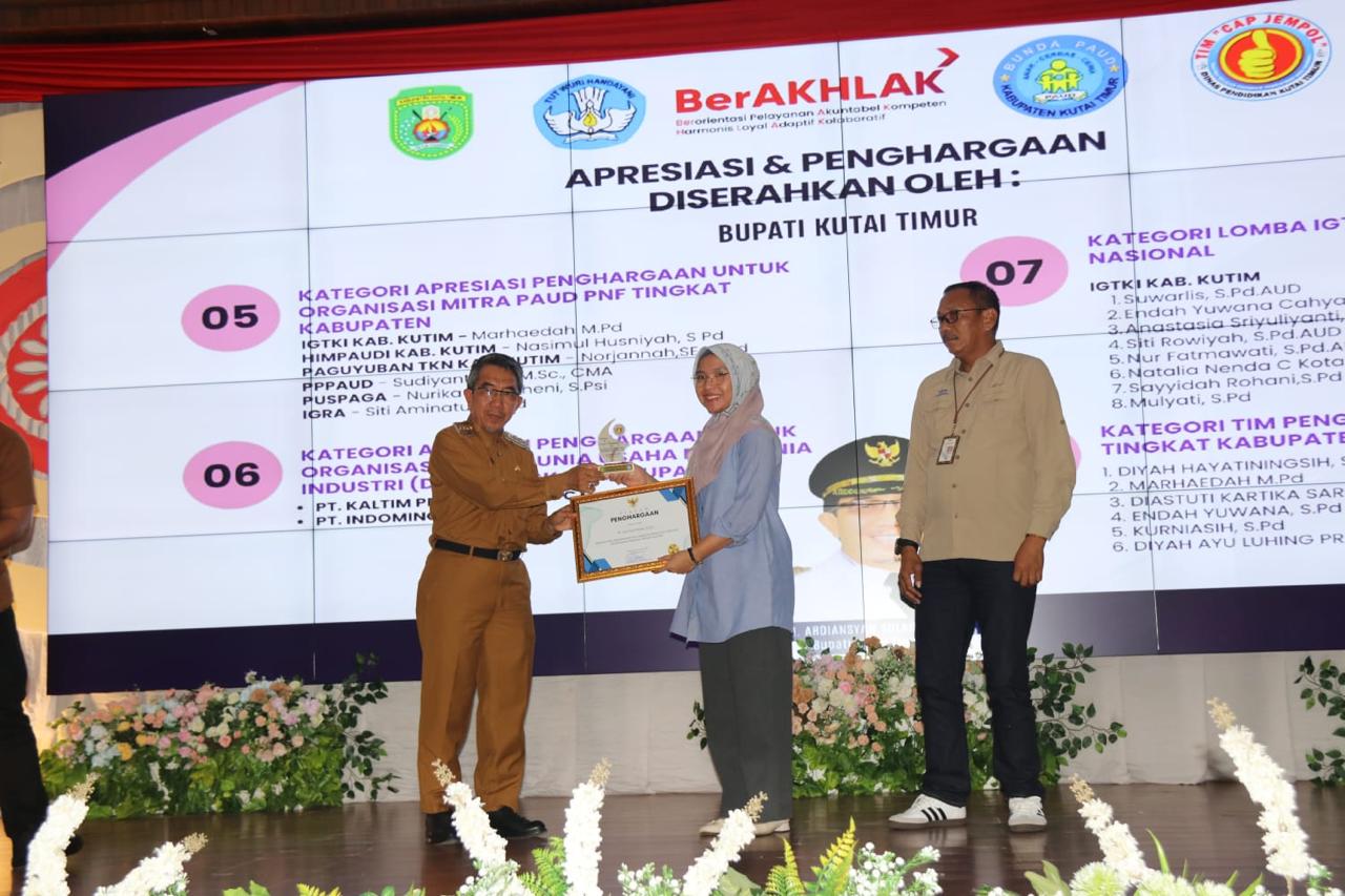 Bupati Ardiansyah saat menyerahkan penghargaan kepada kepada GTK, Ormit, Dudi dan Bunda PAUD.