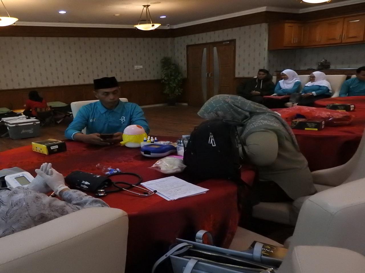 dr Andi Amraini, Kepala UP PMI Kutim memeriksa Samsuddin Sennang dari Bagian Kesra Setkab Kutim dalam kegiatan gelar donor darah HAB Kemenag.