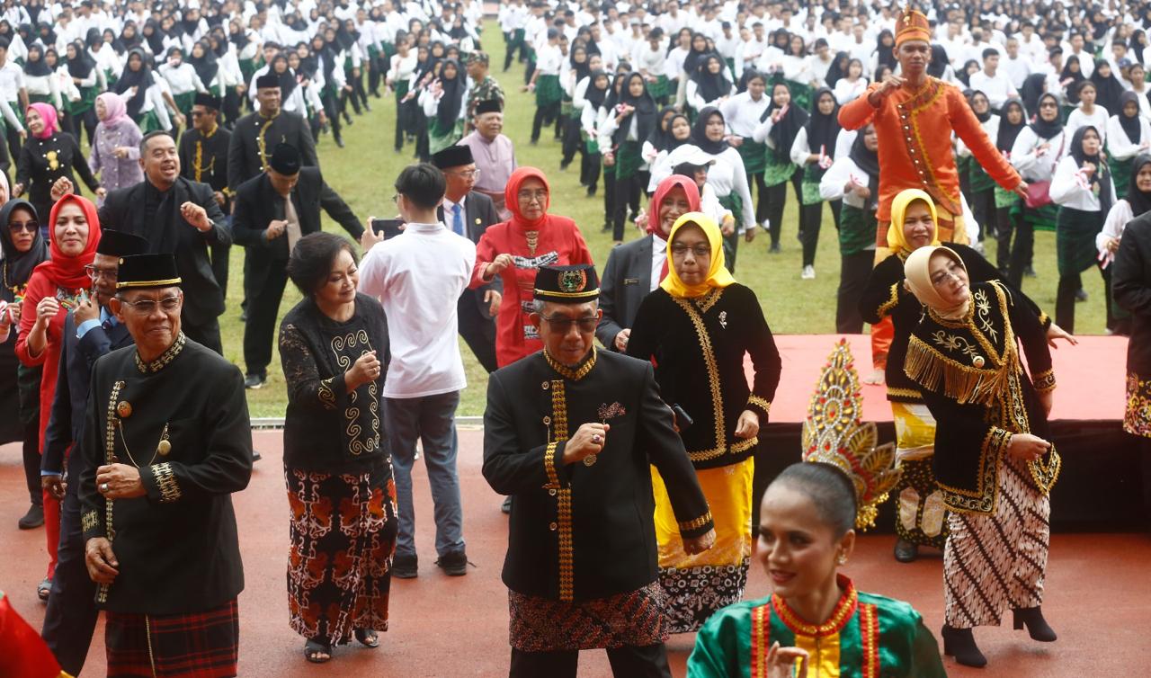 Momen Bupati  Ardiansyah Sulaiman didampingi istri Siti Robiah saat hadiri perayaan Hari Ulang Tahun (HUT) ke-4 Paguyuban Joyoboyo Kediri Kabupaten Kutim.