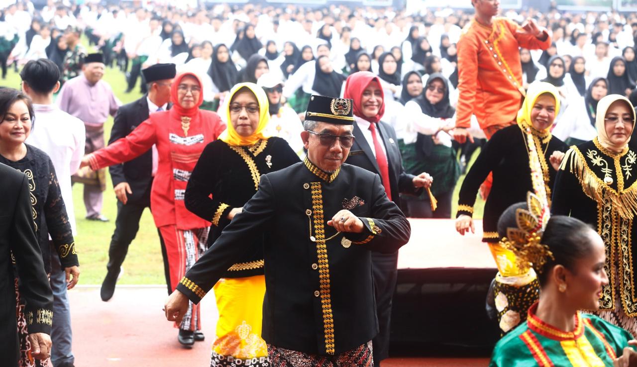  Aksi menari Bupati Kutim Ardiansyah Sulaiman bersama Pj Gubernur Kaltim Akmal Malik dan jajaran Forkopimda Kaltim dalam Tari Jepen Nusantara dan hiburan Tim Marching Band PKT Bontang.