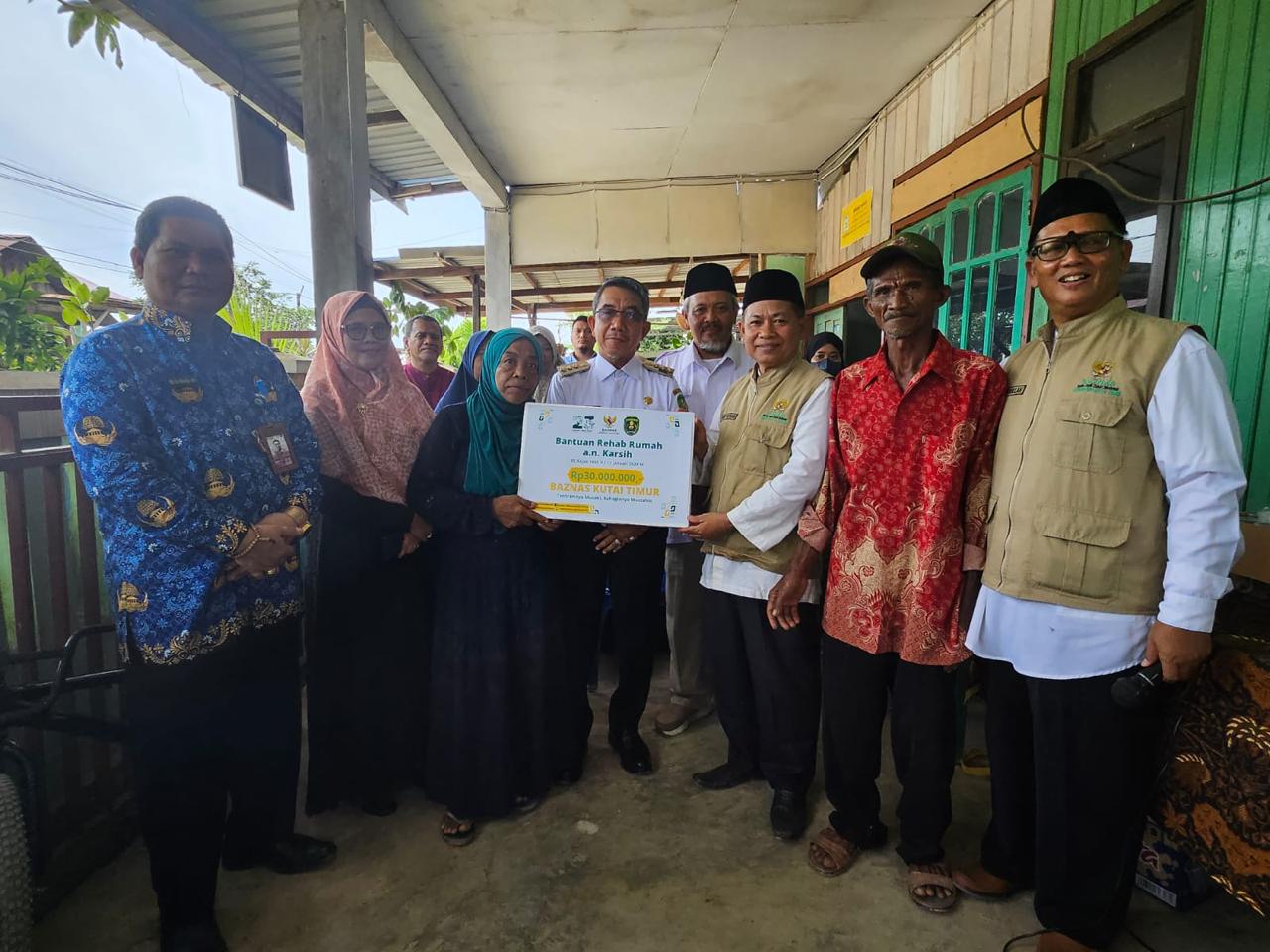 Bupati Kutim Ardiansyah Sulaiman bersama Baznas Kutim menyerahkan secara simbolis dana bantuan tanggap darurat untuk korban bencana angin puting beliung di kawasan Jalan Dayung.