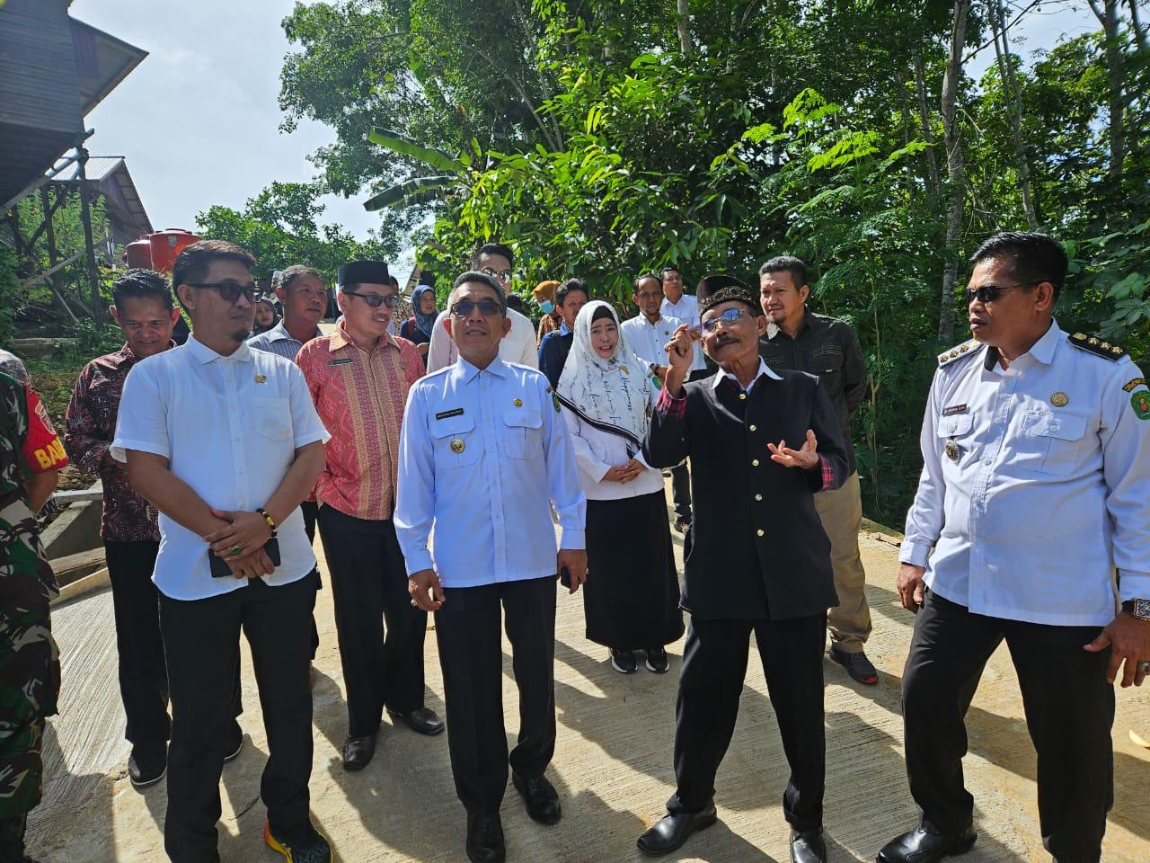 Bupati Kutim Ardiansyah Sulaiman saat meresmikan pembangunan asrama dan MCK Ponpes Ar Rahilah.