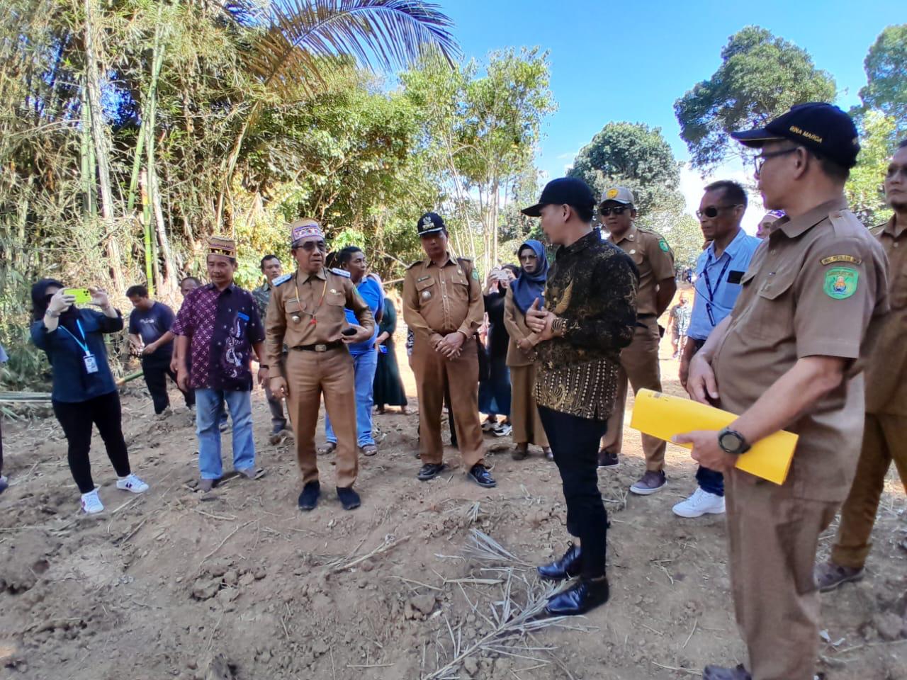 Bupati Ardiansyah meninjau lokasi pembangunan jembatan di Sei Mara, Kecamatan Telen.