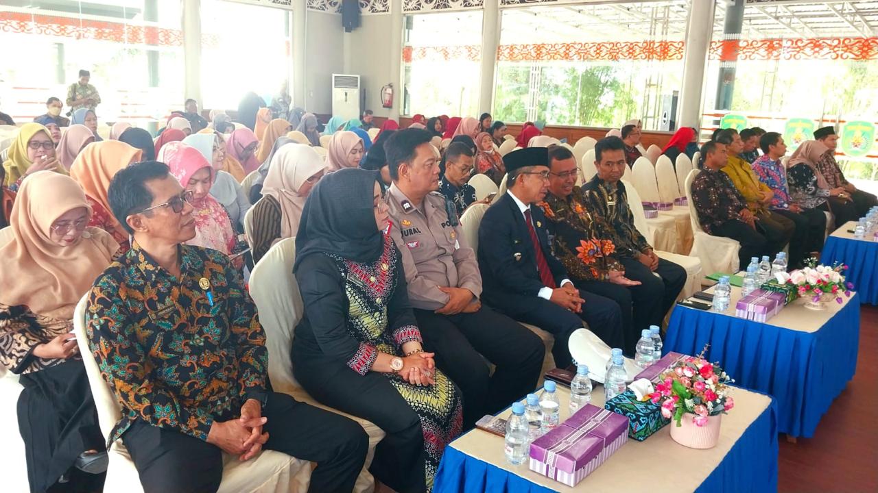  Bupati Ardiansyah Sulaiman saat mengukuhkan Gugus Tugas PAUD Holistik-Integratif (HI) Kabupaten Kutim masa bhakti 2023-2028.