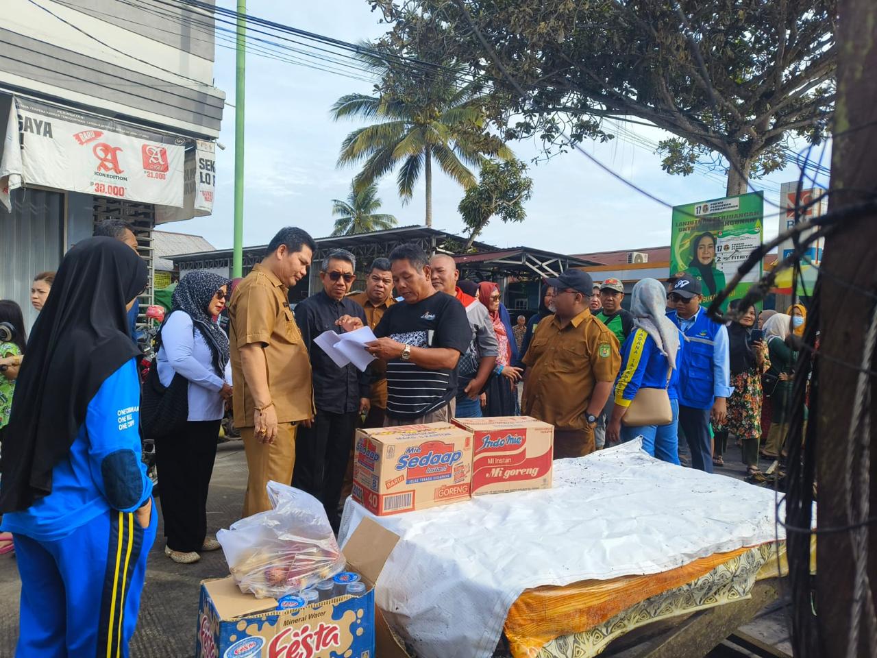 Bupati Kutim Ardiansyah Sulaiman menyerahkan bantuan sembako untuk korban kebakaran di kawasan Pasar Sangsel.