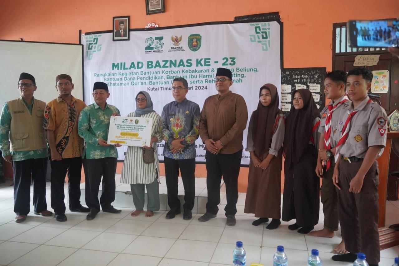 Bupati Kutim Ardiansyah Sulaiman saat menghadiri kegiatan penyerahan bantuan di SMPN 2 Bengalon