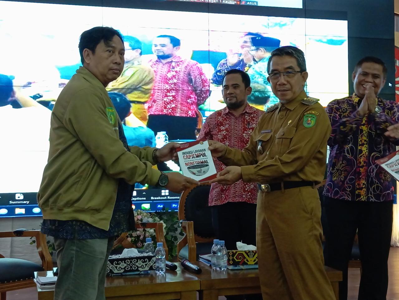 Momen penyerahan Buku Inovasi Layanan Cap Jempol.