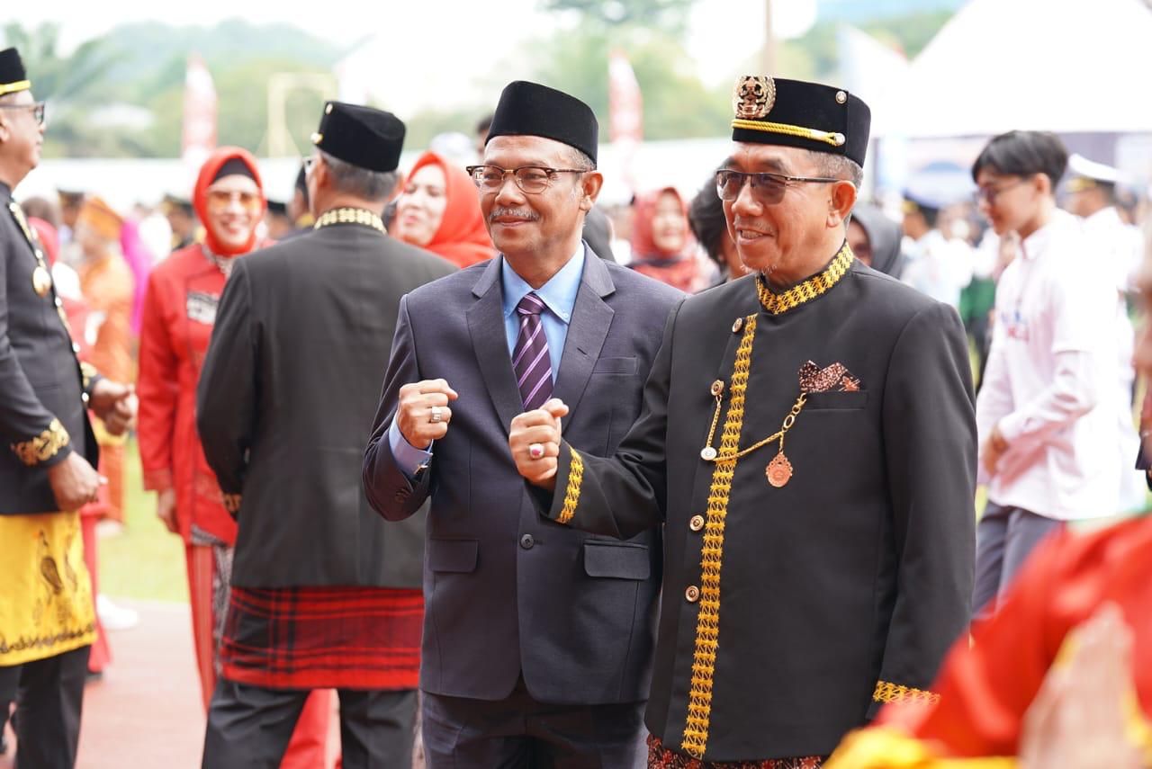 Bupati Kutim Ardiansyah Sulaiman saat menerima secara simbolis bendera pataka panji keberhasilan yang diraih Kutim.