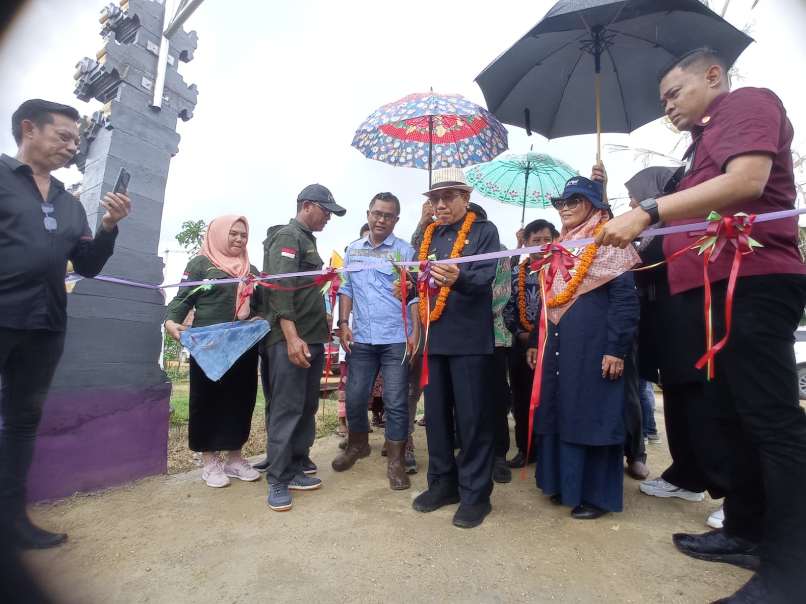 Bupati Kutim Ardiansyah Sulaiman saat meresmikan Agrowisata Sawah Bhuanasari Kaubun. Foto: Irfan/Pro Kutim
