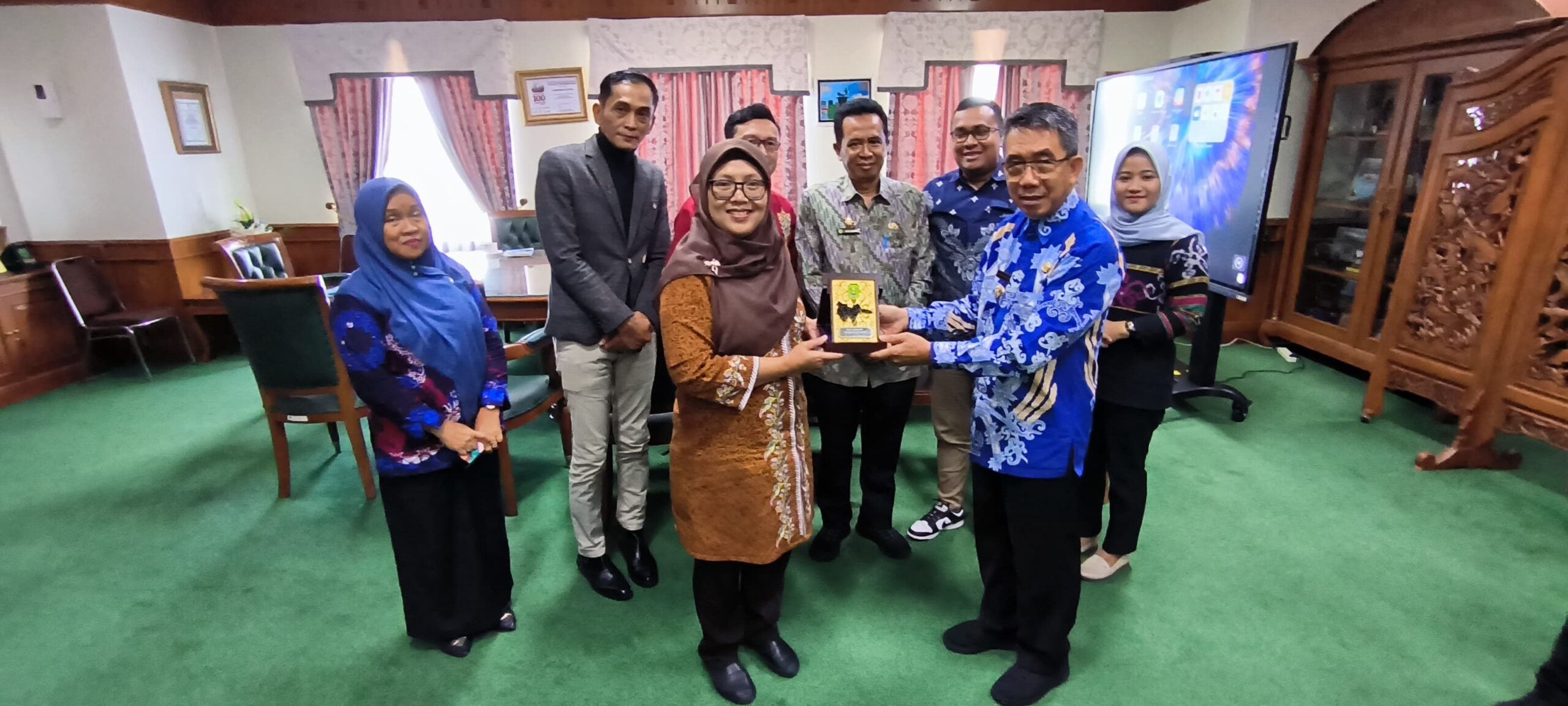 Bupati Kutim Ardiansyah Sulaiman saat tukar menukar cenderamata dengan perwakilan APKASI. Foto Fuji/Pro Kutim