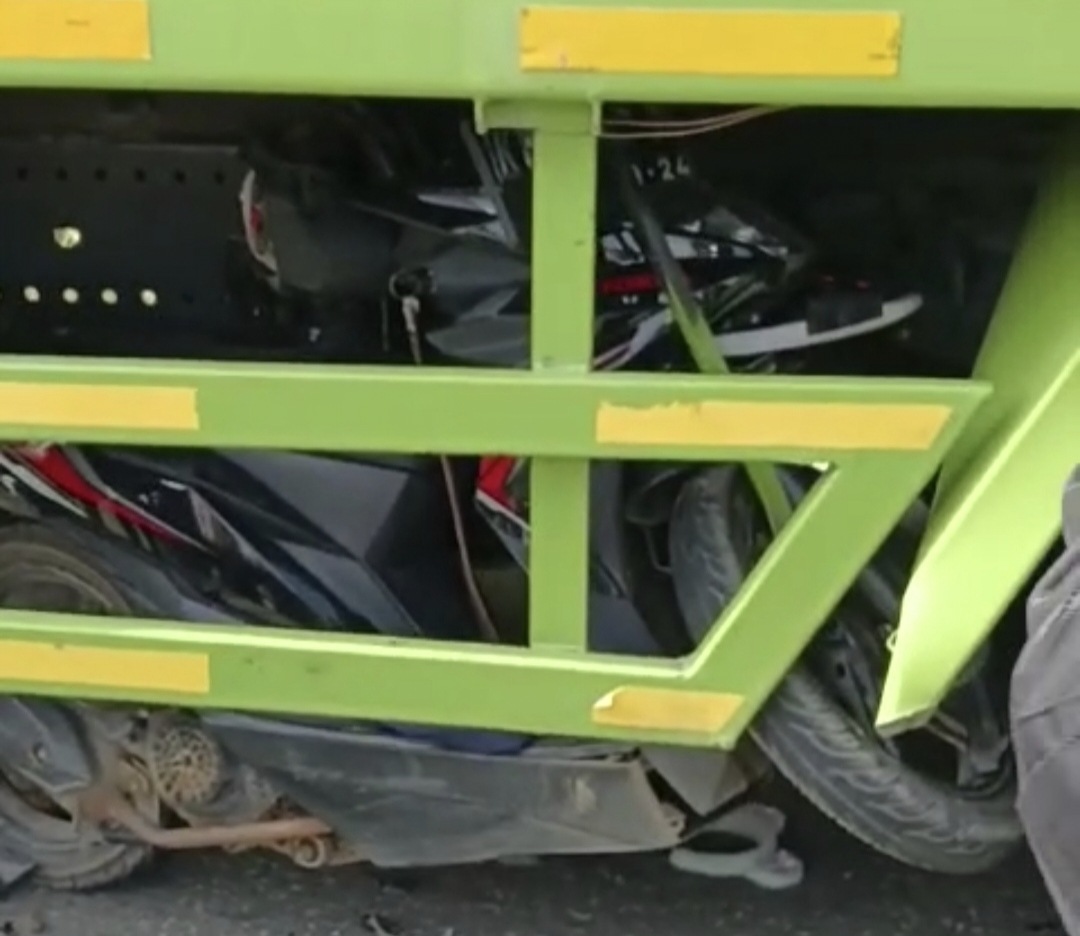 Bontanh, motor tabrak truk parkir