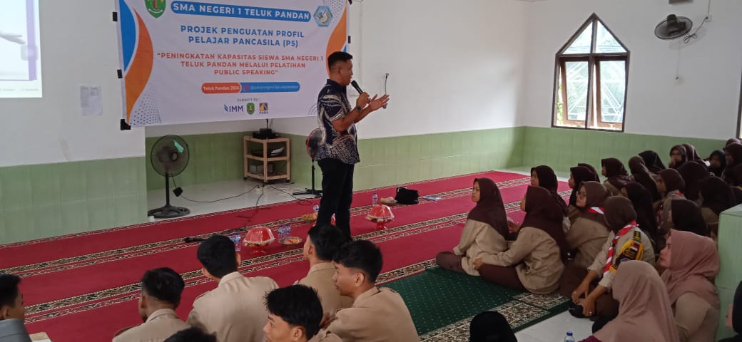 Kabag Protkopim Setkab Kutim Basuki Isnawan berikan materi Public Speaking di SMAN 1 Teluk Pandan 2