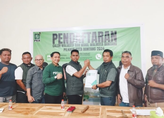 Sutomo Jabir saat mengembalikan formulir pendaftaran calon Wali Kota ke PKB Bontang.