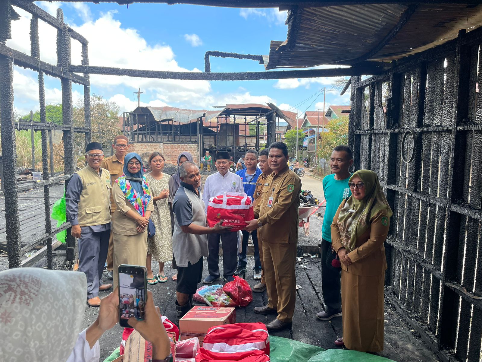 Pemberian secara simbolis untuk korban kebakaran dari Dinsos Kutim dan Baznas. Foto: istimewa