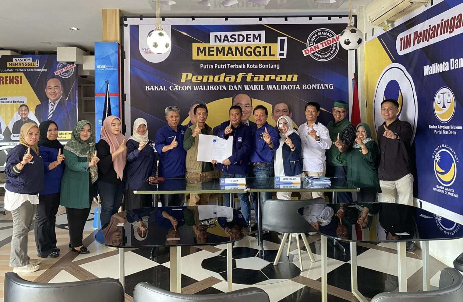 Jajaran pengurus DPC PKB Bontang wakili Basri Rase mengembalikan formulir pendaftatan Calon Wali Kota ke partai Nasdem.