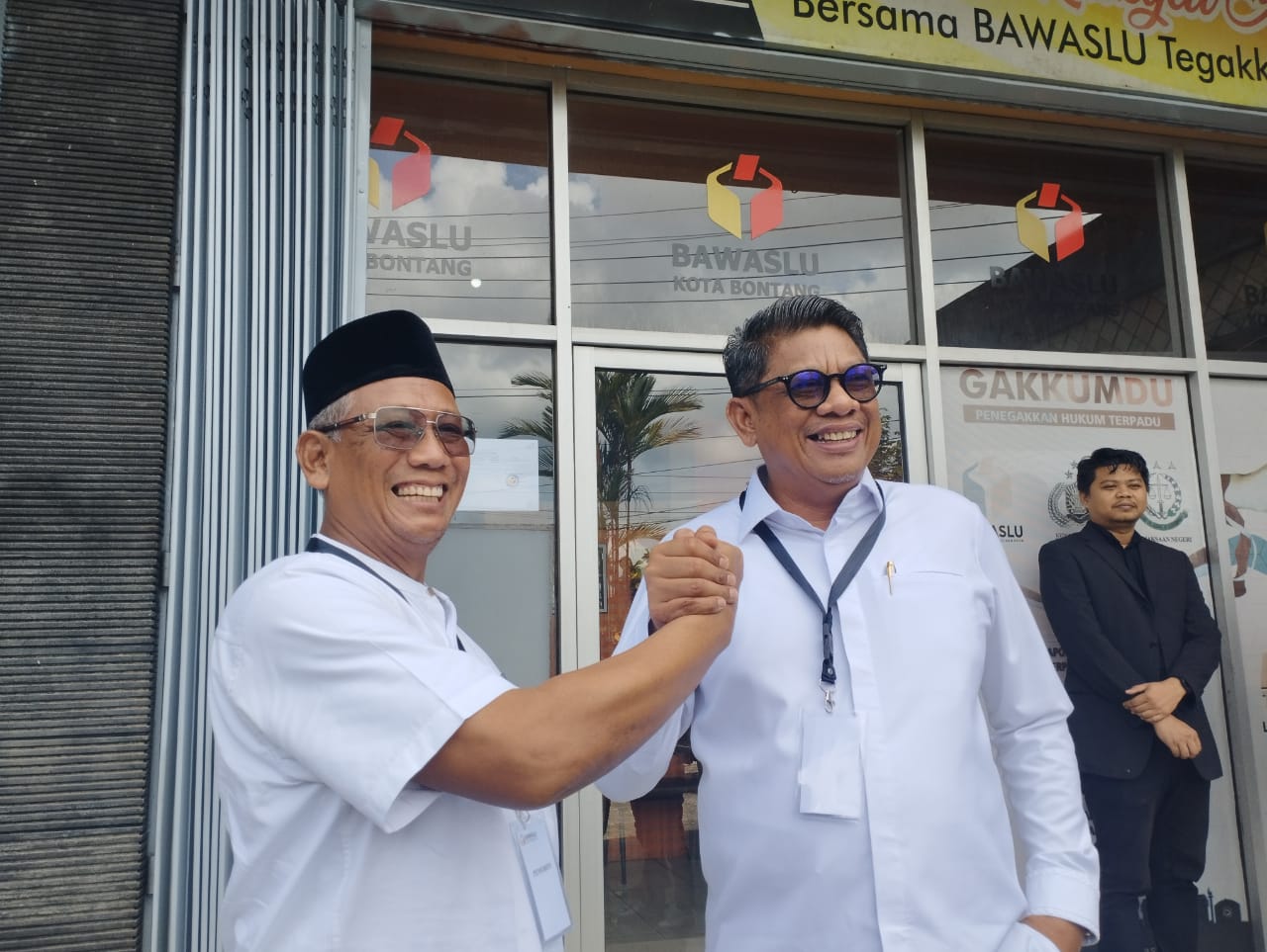 Basri Rase dan Chusnul Dhihin usai menghadiri mediasi di Bawaslu Bontang