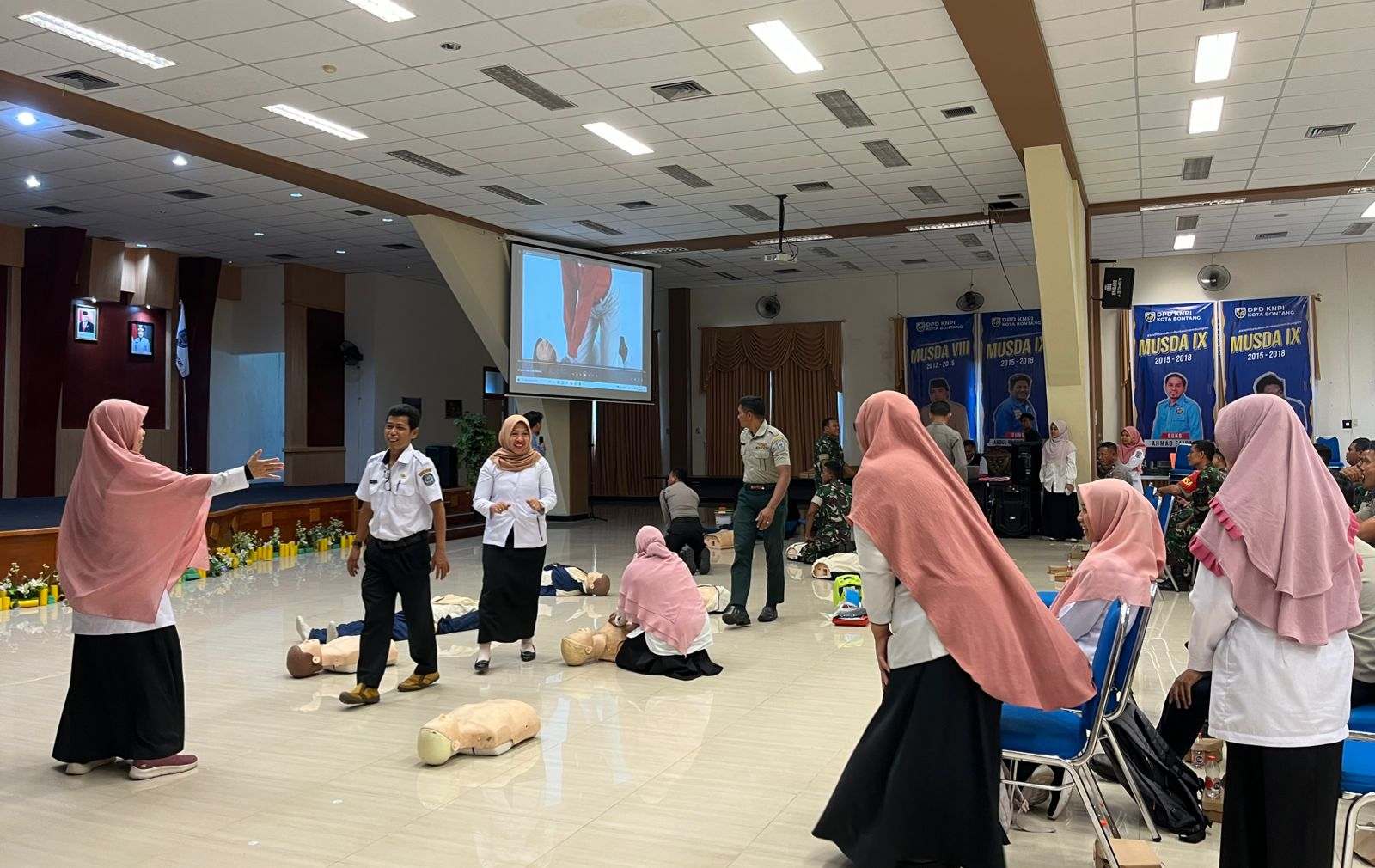 Dinkes Bontang gelar seminar dan Pelatihan BHD, tampak peserta bergantian melakukan praktek pertolongan pertama (dok: expresi)