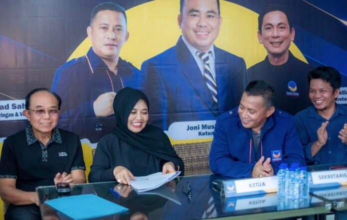 Neni Moerniaeni didampingi sang suami, Andi Sofyan Hasdam mengembalikan formulir pendaftaran calon Wali Kota ke partai Nasdem.