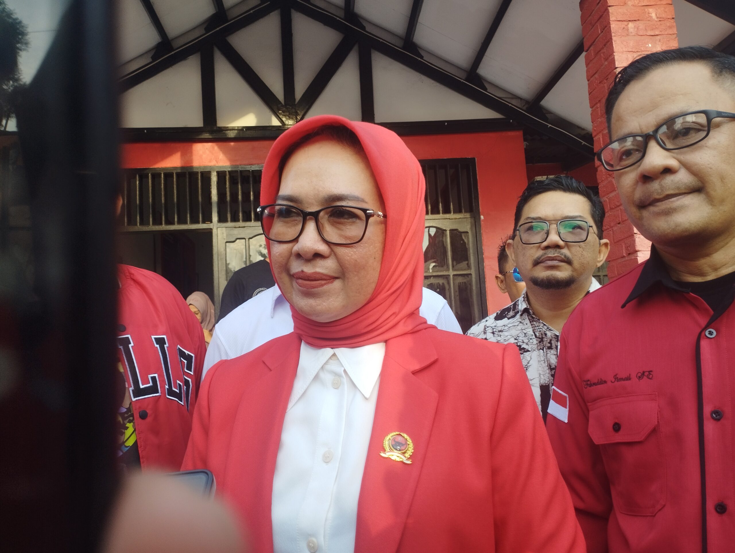 Najirah kembalikan formulir pendaftaran calon Wali Kota Bontang ke DPC PDIP Bontang, Rabu (15/4/2024).