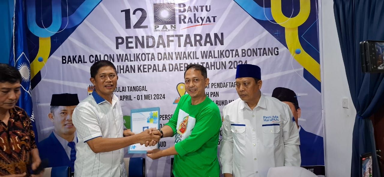 Firman Nawawi bersama relawan Basri Rase mengembalikan formulir pendaftatan calon kepala daerah ke PAN. (YUB)