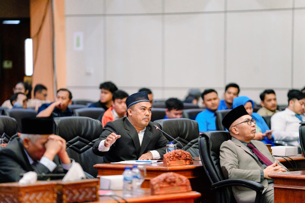 Faisal saat menyampaikan instruksi dalam rapat Paripurna DPRD Bontang. (Dok.Expresi/Y)