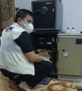 KPK menggeladah rumah mewah di Samarinda, Kalimantan Timur.