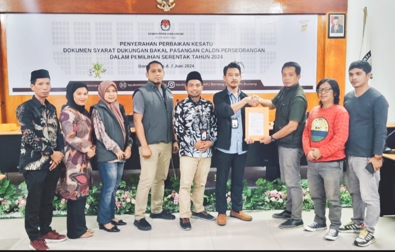 Tim Basri-Dhihin menyerahkan kelengkapan berkas pendaftaran independen ke KPU Bontang