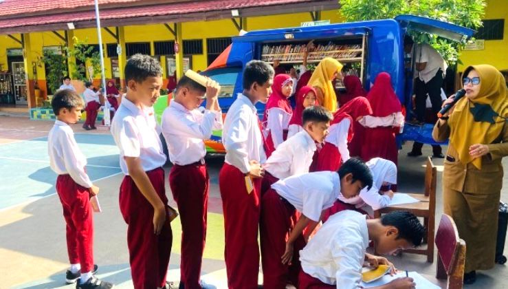 Potret salah satu layanan perpustakaan keliling DPK Bontang