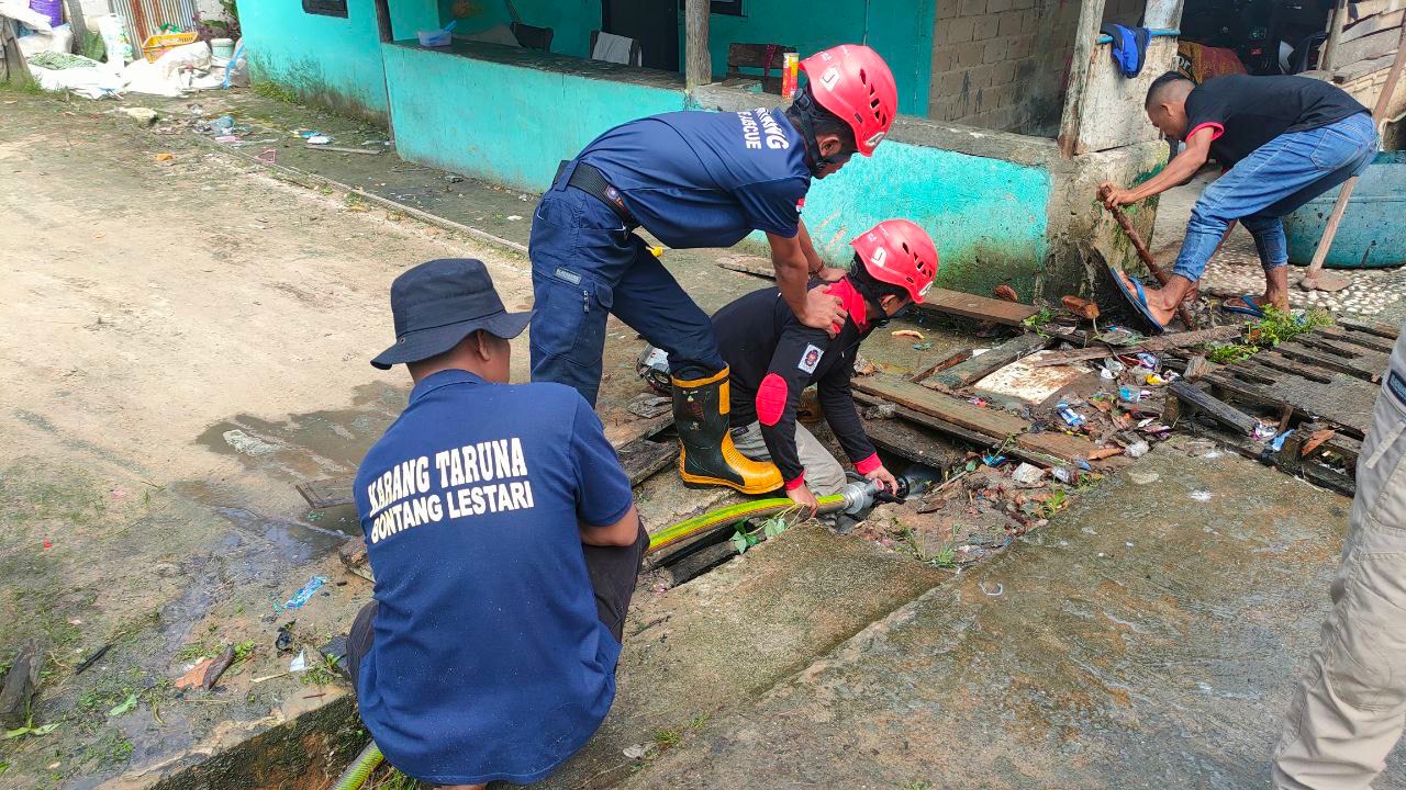 Disdamkartan Bontang Bantu Berekan Parit Buntu di Jalan Adipura