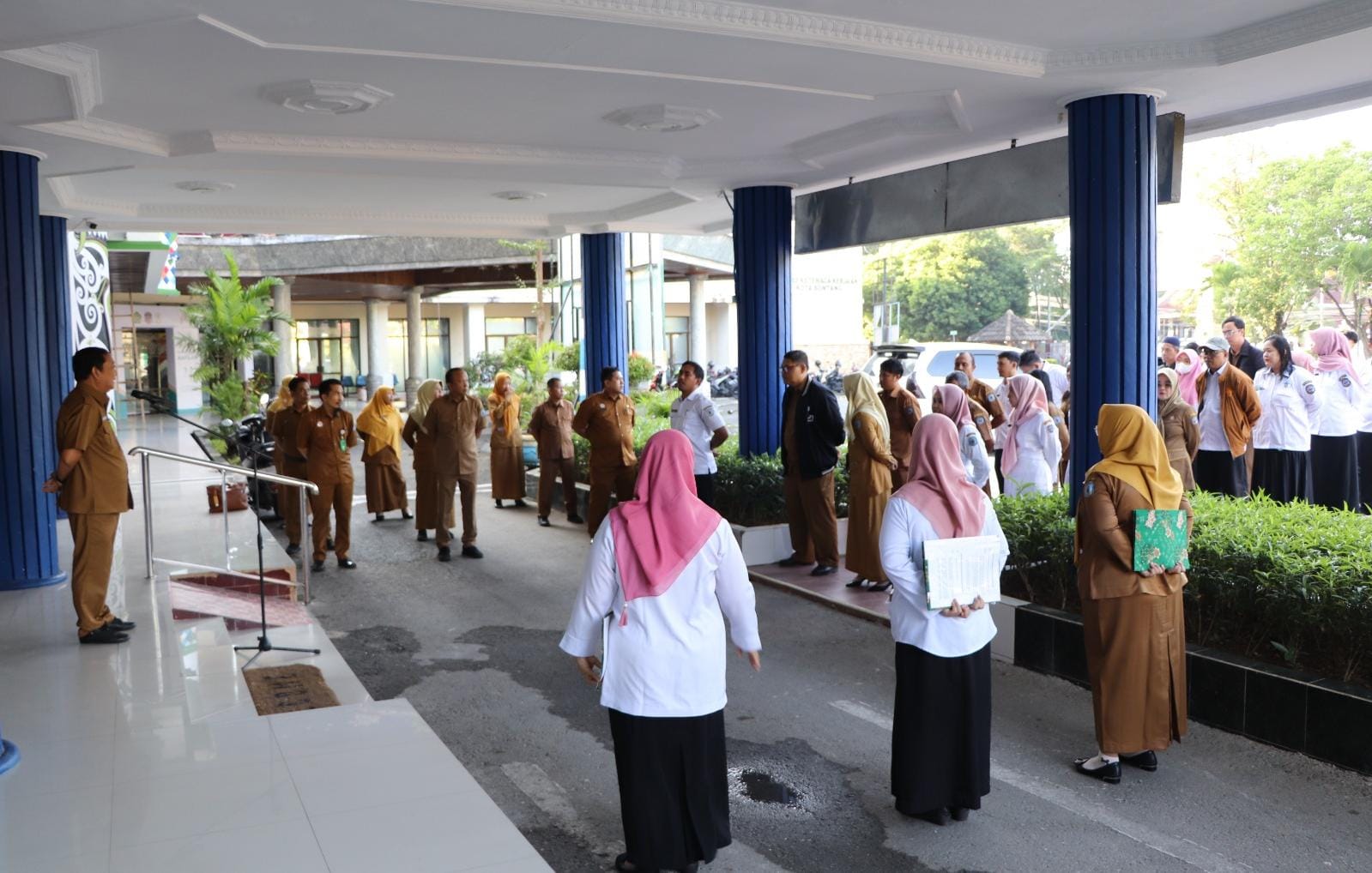 Kadis DPM-PTSP Bontang, Muhammad Aspiannur pimpin apel pagi. (Istimewa)
