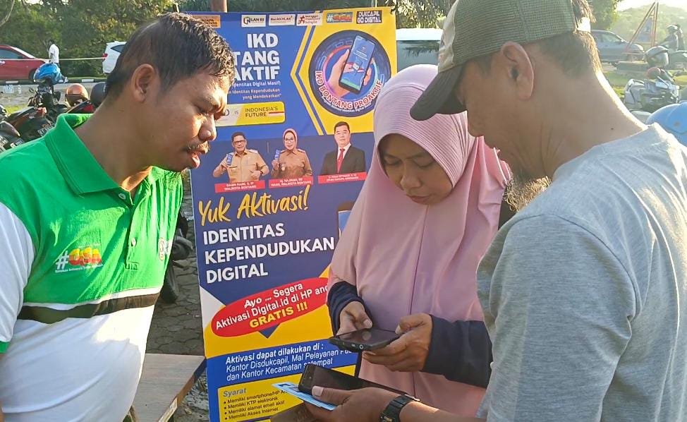Suasana aktivasi IKD di Sunday Market GOR PKT oleh Tim Disdukcapil Bontang. (ist)