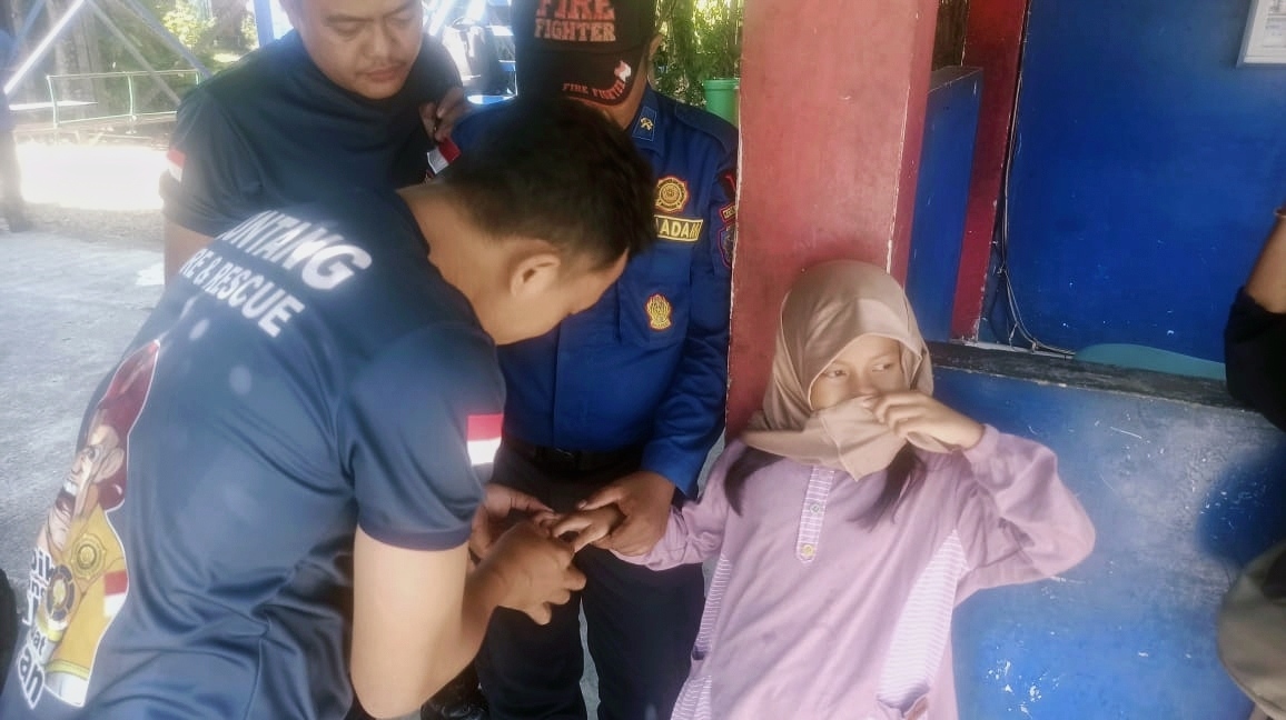 Cincin Tak Bisa Dilepas, Warga Bontang Kuala Minta Bantuan Damkar