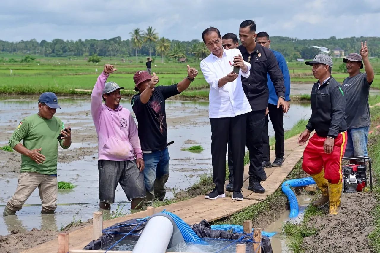 Presiden Jokowi selfi bersama petani di Kabupaten Bone