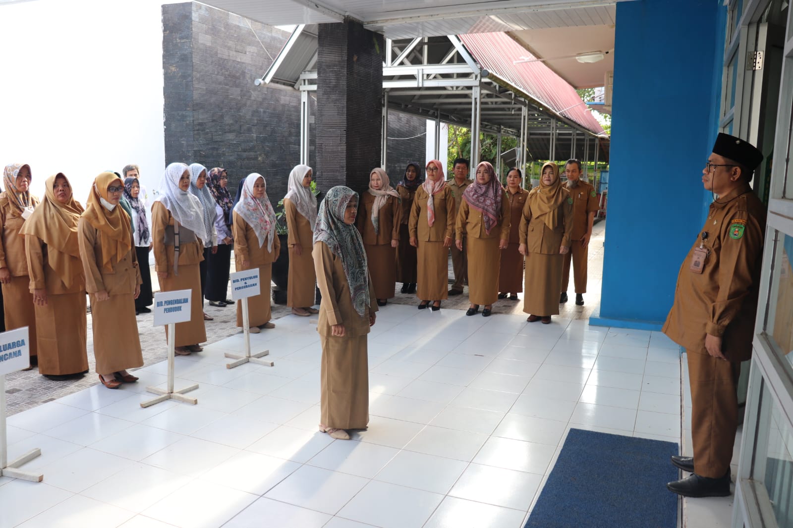 Hari Pertama Berkantor di DPPKB Junaidi Motivasi ASN dan TK2D 2