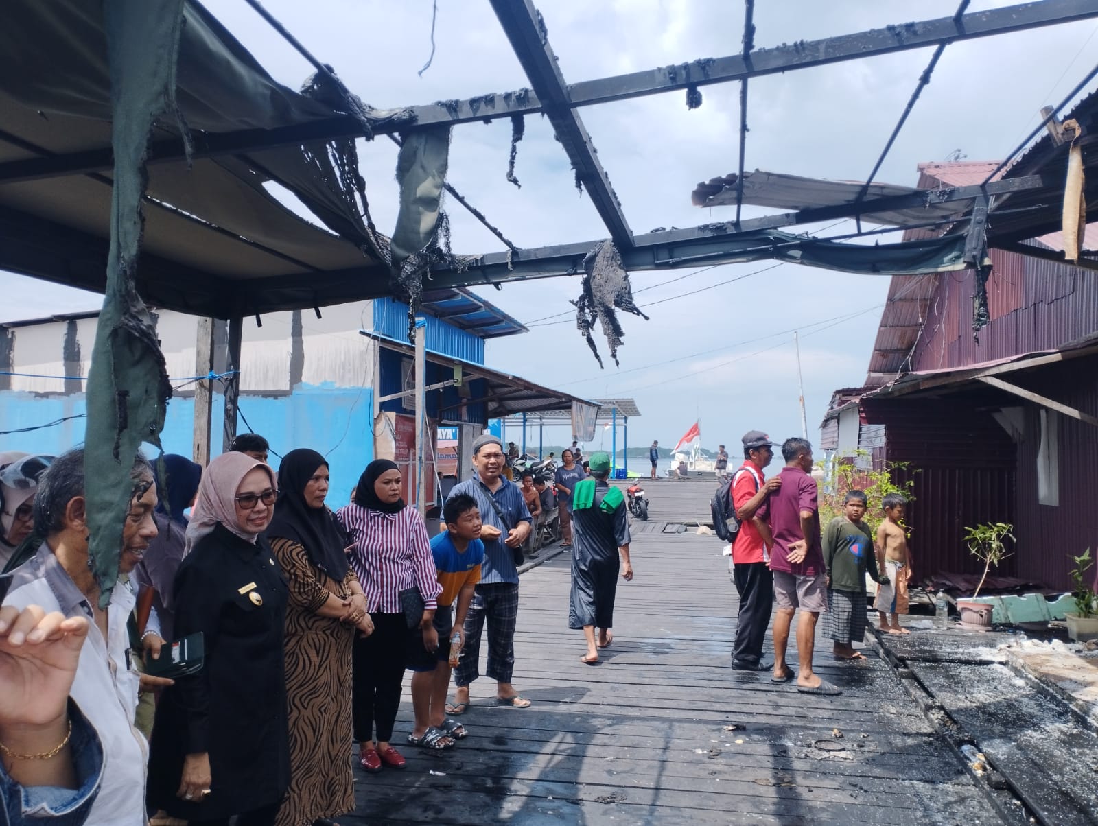 Wakil Wali Kota Bontang Najirah mengunjungi lokasi kebakaran di Prakla, Berbas Pantai.