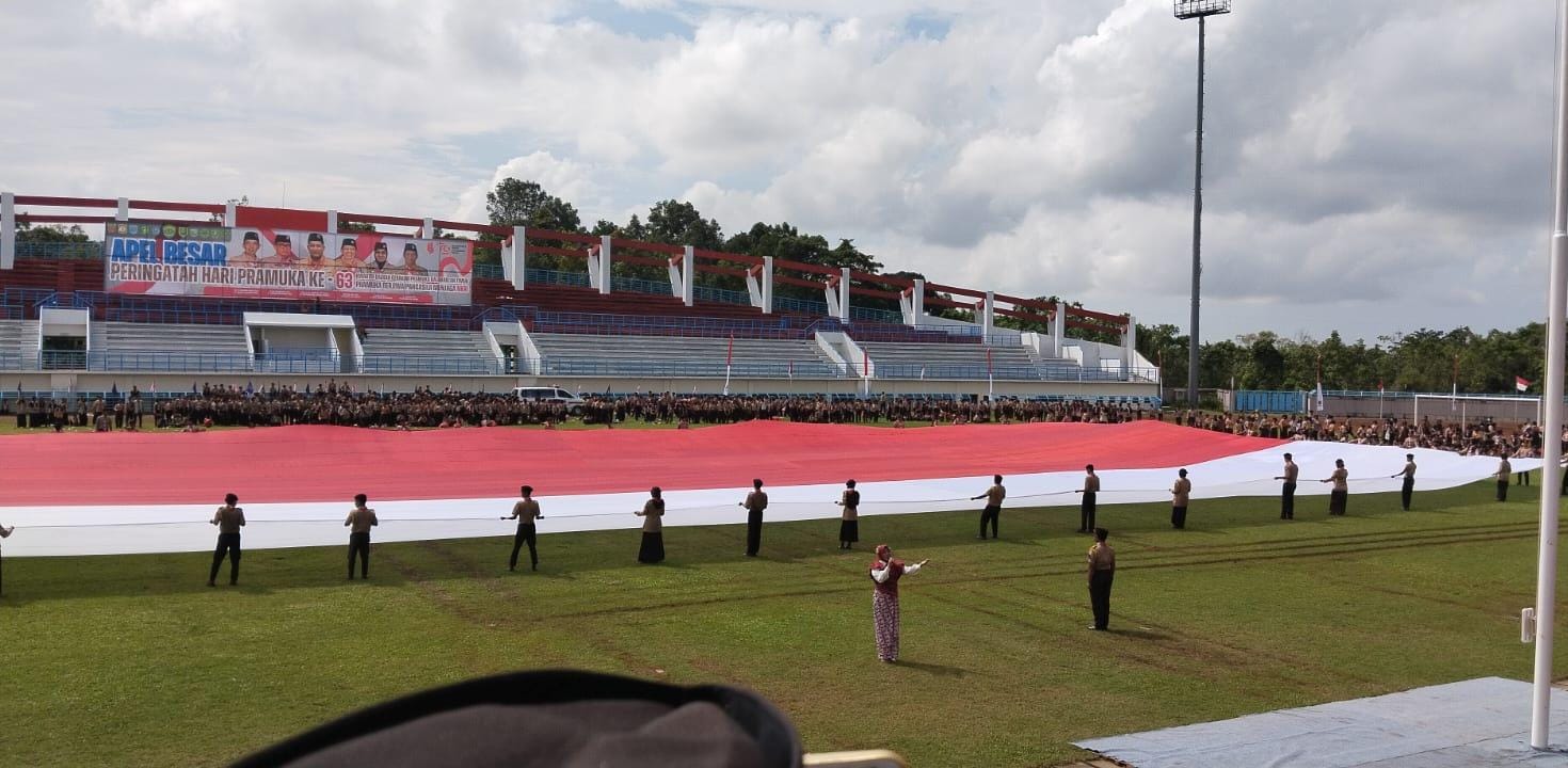 HUT Pramuka ke-63, Bendera Merah Putih Berhasil Dibentangkan Sepenjang 63 Meter oleh 63 Petugas di Bontang