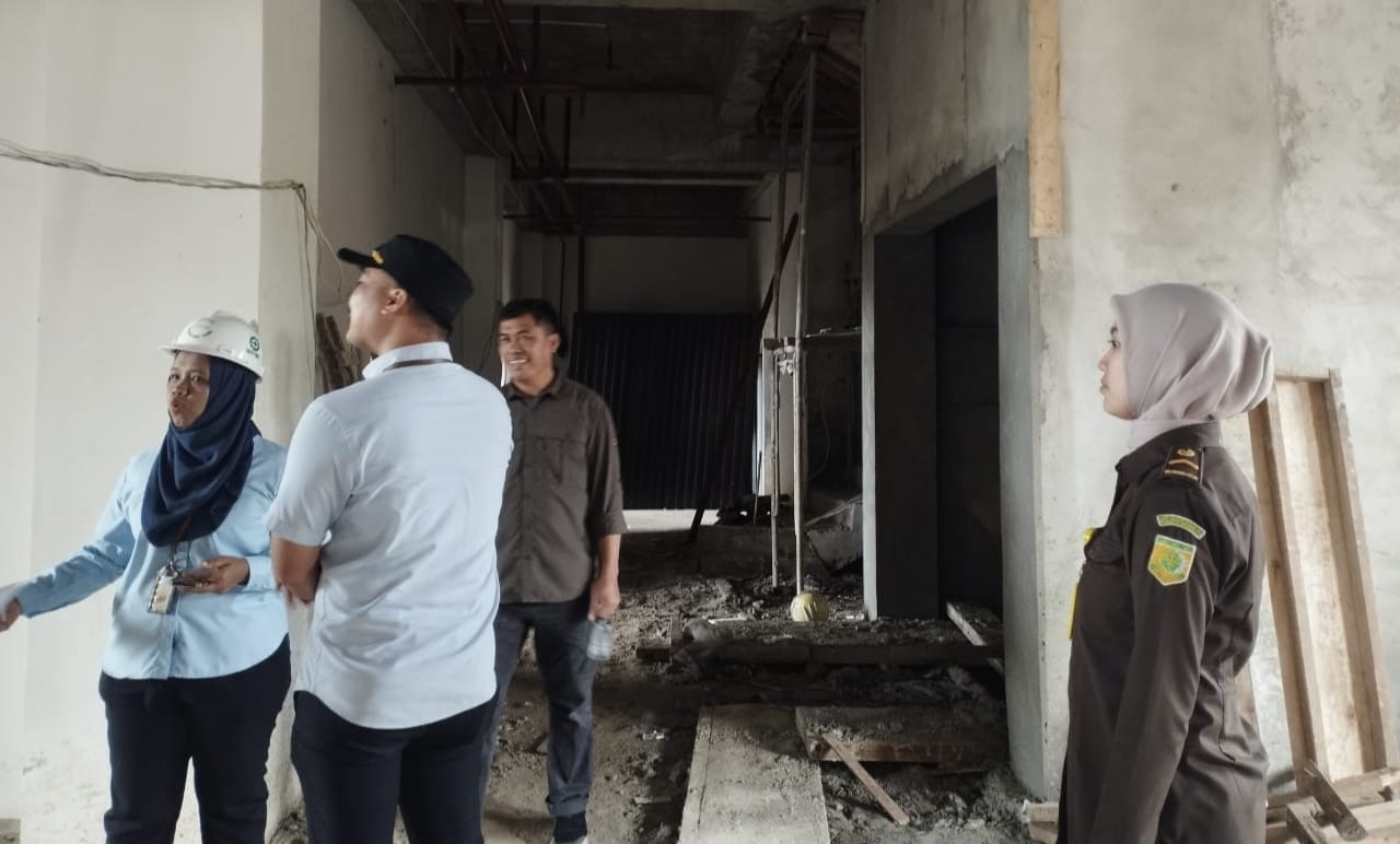 Dinas Pekerjaan Umum dan Perumahan Rakyat (PUPR) Bontang bersama Kejaksaan Negeri (Kejari) melakukan monitoring perkembangan pembangunan Gedung Depo Arsip di Jalan HM Ardans, Kelurahan Satimpo, Kecamatan Bontang Selatan, pada Selasa (20/8/2024).
