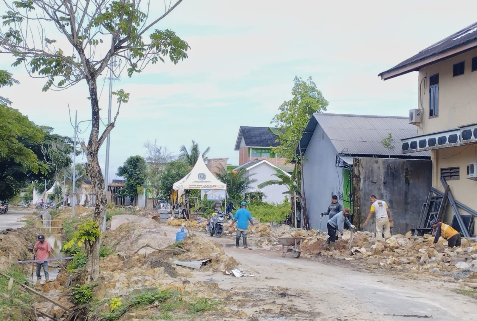 Para pekerja proyek renovasi Lang-Lang. (YUB/Expresi.co)