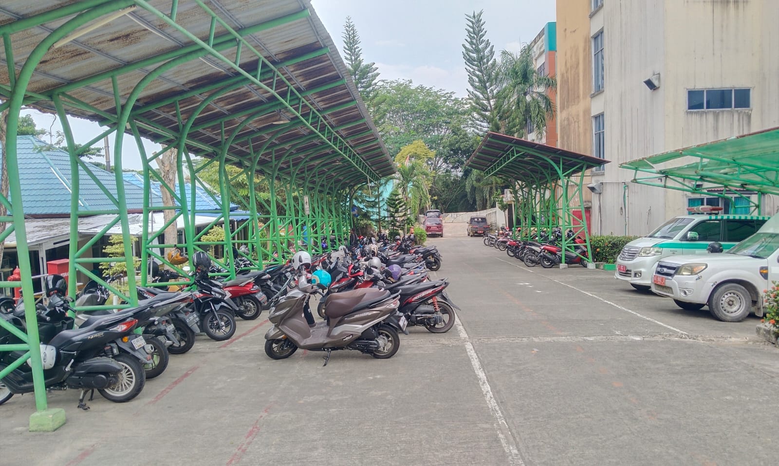 Area parkir motor RSUD Taman Husada Bontang. (Dok: Expresi.co)
