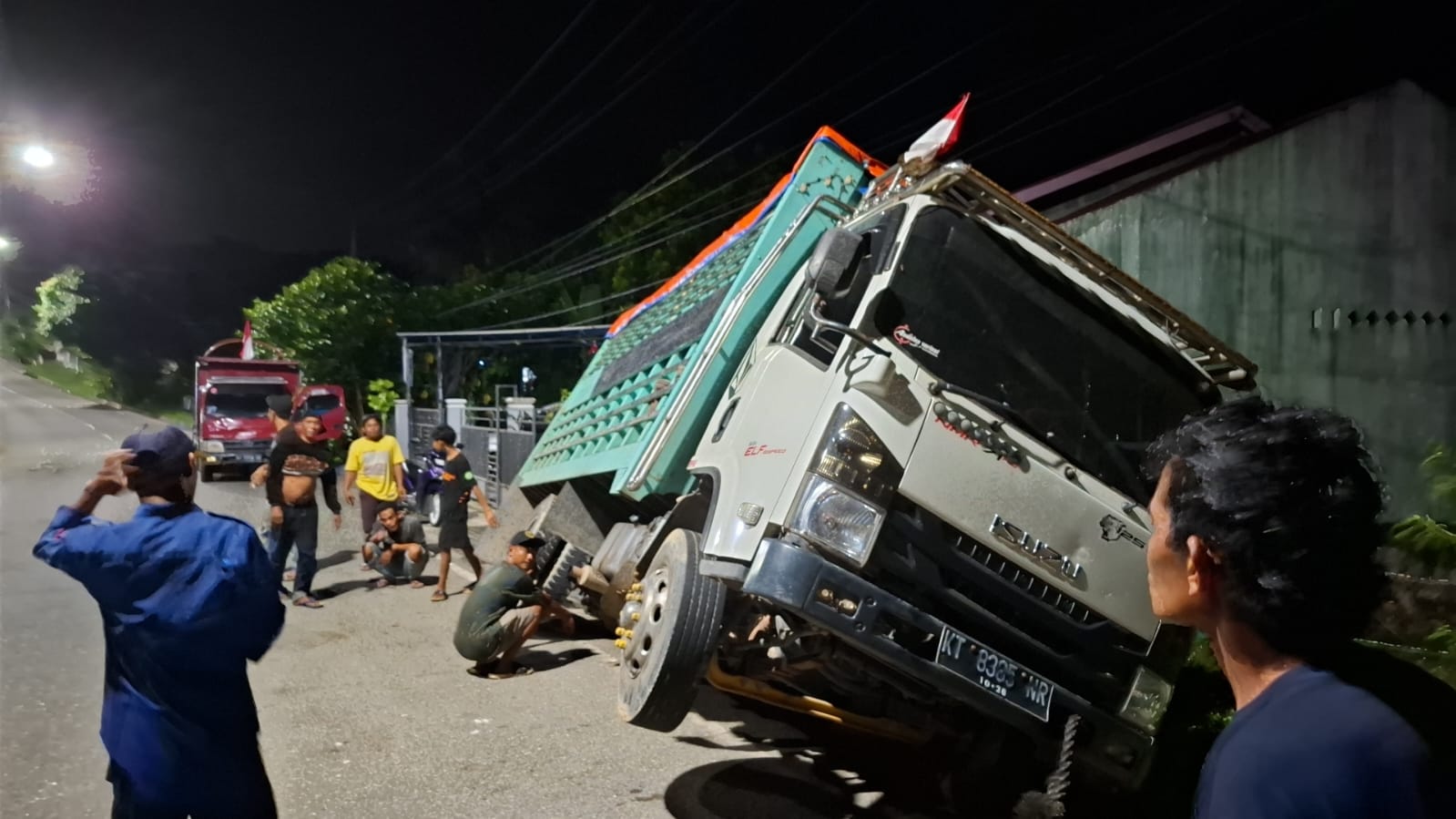 TRUK TERBALIK